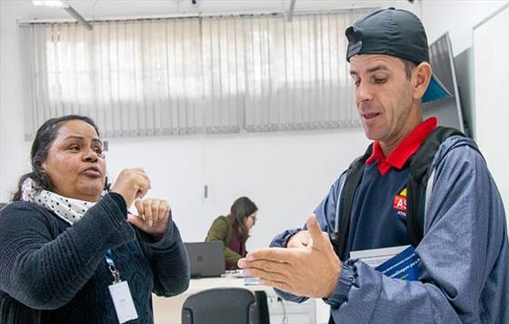 Ao leva oportunidades de emprego para pessoas com deficincia em Curitiba