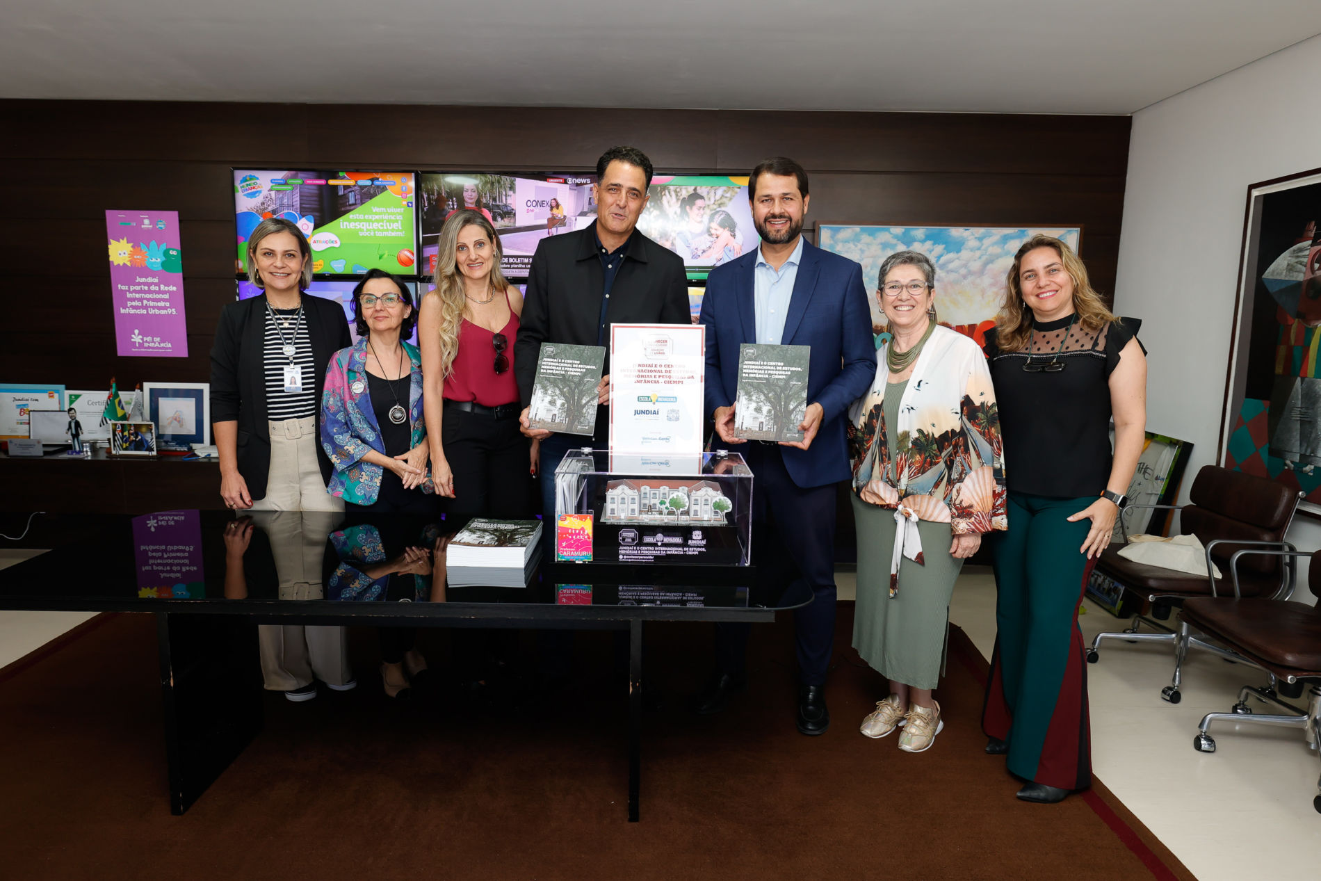 Livro sobre a história do CIEMPI é apresentado ao prefeito