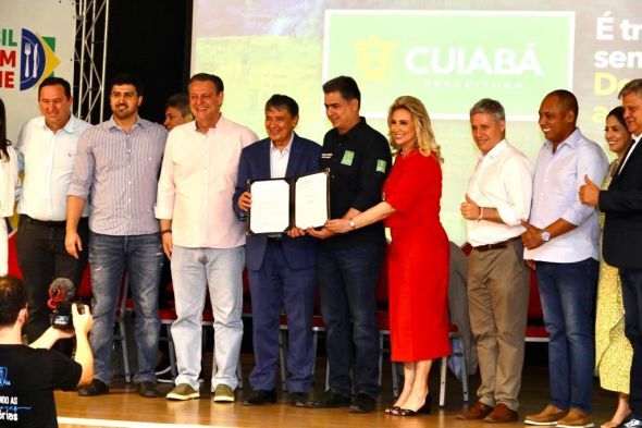 Prefeitura de Cuiab | Com participao de ministros de Lula, prefeito e primeira-dama de Cuiab efetivam programa Prato Cheio e adeso ao Plano Brasil Sem Fome