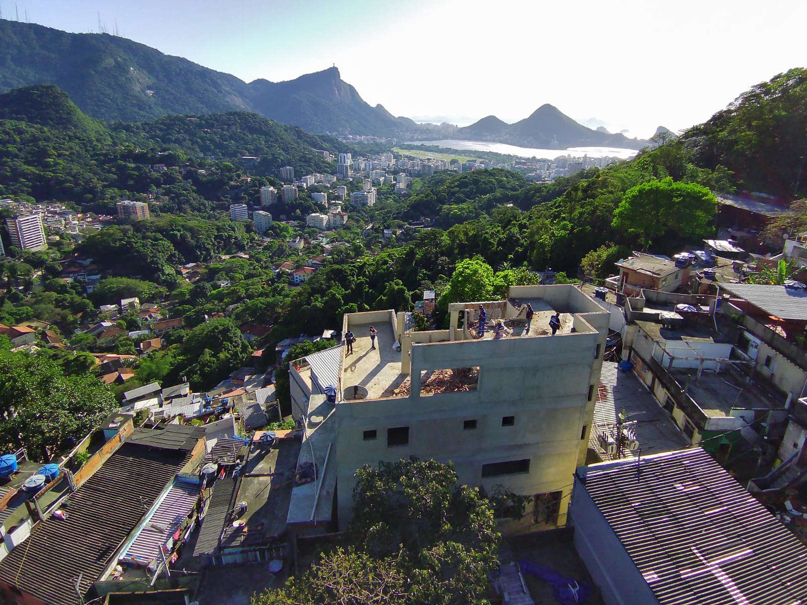 Seop e Gaeco realizam demolição de mansão com investimento de R$ 2,5 milhões na Rocinha - Prefeitura da Cidade do Rio de Janeiro