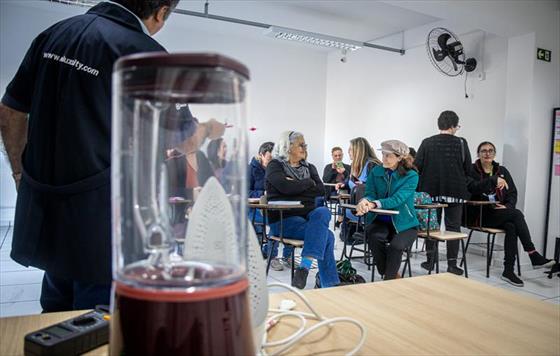 Mulheres aprendem a consertar eletrodomsticos em curso gratuito da FAS