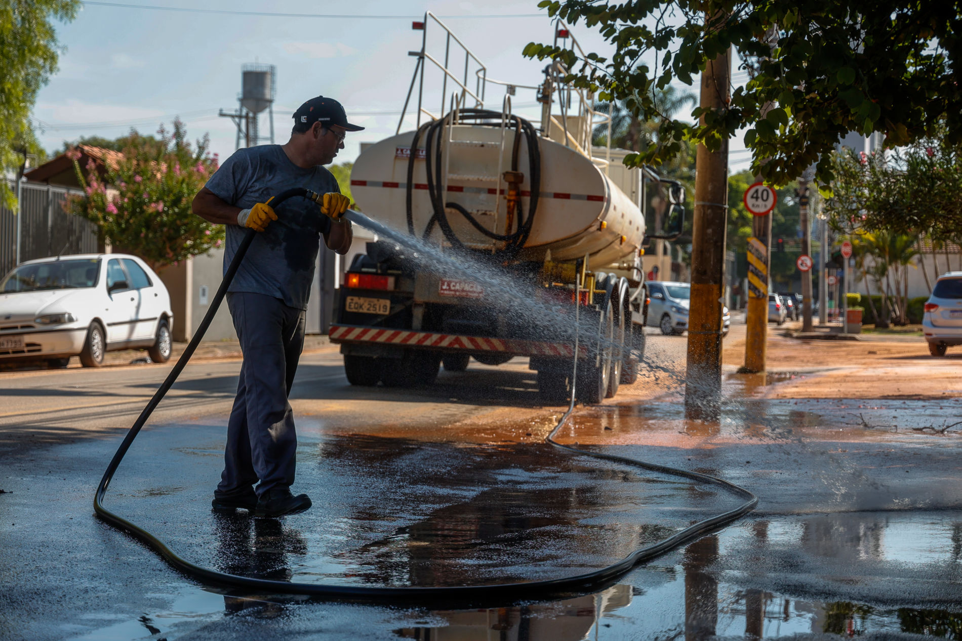 Equipes da Prefeitura trabalham na limpeza e assistência à população após a chuva forte