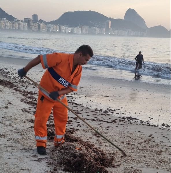Comlurb retira oito toneladas de algas marinhas da praia de Copacabana - Prefeitura da Cidade do Rio de Janeiro