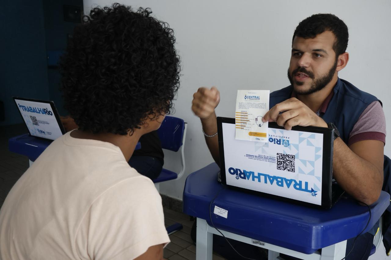 Trabalha Rio cadastra currículos de trabalhadores em evento em shopping da Ilha do Governador - Prefeitura da Cidade do Rio de Janeiro